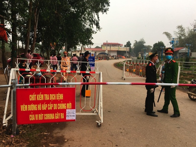 Chốt chặn lối ra vào Khu cách ly xã Sơn Lôi rất hiệu quả ở Bình Xuyên, Vĩnh Phúc (Ảnh: AP).