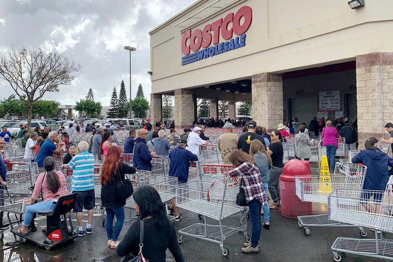 Dịch bệnh COVID-19 tấn công nước Mỹ, người dân thành phố Honolulu đổ xô đến siêu thị mua vét hàng hóa tích trữ (Ảnh: Guancha)