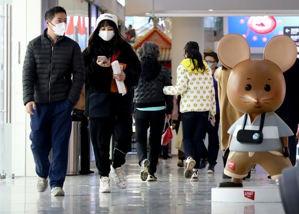Trung tâm thương mại Hội Tụy (Bắc Kinh) mở cửa kinh doanh trở lại từ ngày 8/3; dư luận lo ngại việc tụ tập đông người sẽ khiến bệnh dịch lây lan (Ảnh: Đông Phương).