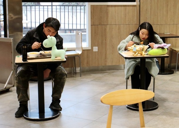 Một số địa phương ở Trung Quốc đã mở cửa trở lại dịch vụ ăn uống nhưng khách ăn phải kiểm tra thân nhiệt và ngồi riêng (Ảnh: CNS).