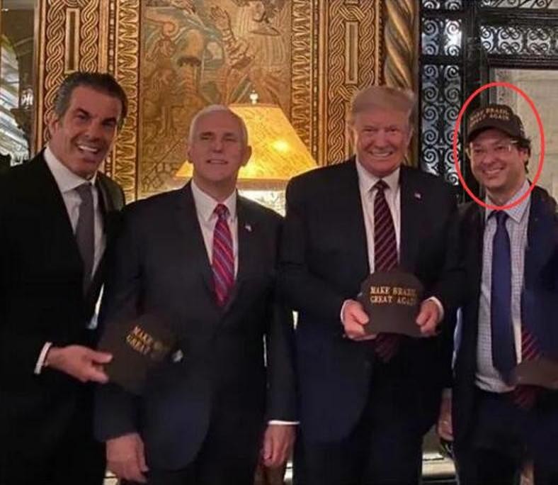Bức ảnh gây lo ngại: Tổng thống Brazil Brazil Bossonaro (trái) và Fabio Wajngarten, người đứng đầu bộ phận truyền thông của Phủ Tổng thống (phải) đều đã dương tính SARS-CoV-2 cùng các ôn Donald Trump và Mike Pence (Ảnh: Guancha).