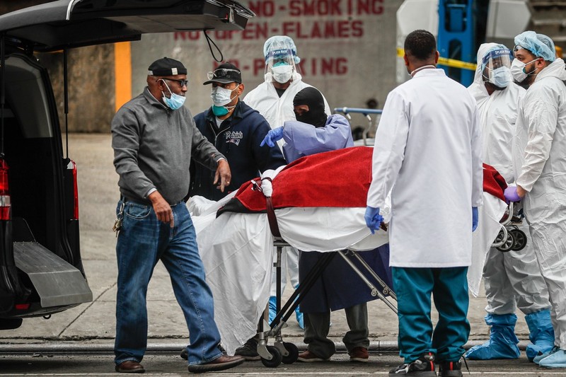 Tính đến ngày 1/4 đã có gần 4.100 người bị chết vì COVID-19 ở Mỹ. Trong ảnh, một bệnh nhân xấu số được đưa lên linh xa chở về nhà xác (Ảnh: AP)
