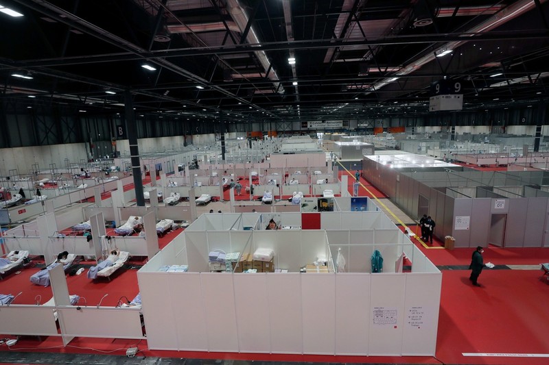 Bệnh viện tạm thời 5.500 giường ở Trung tâm Hội chợ triển lãm quốc tế Madrid đã đi vào hoạt động (Ảnh: AP).