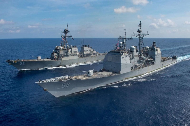 Hai tàu chiến Mỹ hộ tống tàu tấn công đổ bộ USS America hoạt động ở vùng biển Malaysia (Ảnh: US Navy).