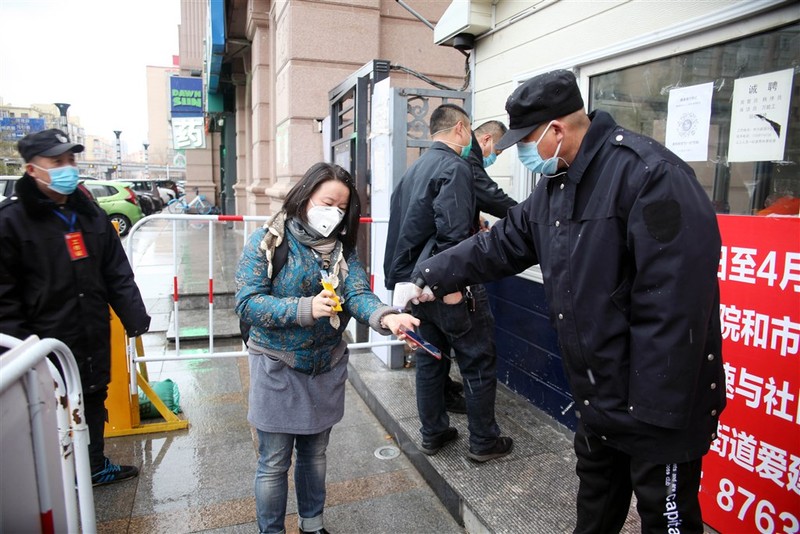 Thành phố Cáp Nhĩ Tân ở Hắc Long Giang thực hiện tái phong tỏa các cộng đồng dân cư để ngăn chặn dịch tái bùng phát (Ảnh: CNA).