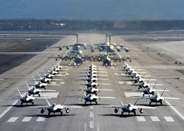 Cảnh 35 máy bay xếp hàng trên đường băng để chuẩn bị thực hiện chiến thuật "Elephant Walk" (Ảnh: DF).