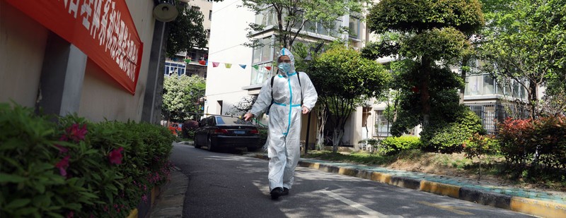 Nhân viên phòng dịch phun thuốc khử trùng khu dân cư sau khi phát hiện các ca bệnh mới ở Vũ Hán (Ảnh: Guancha).