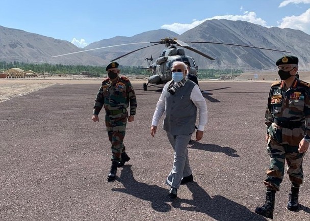 Thủ tướng Narendra Modi đáp trực thăng tới thị sát các đơn vị quân đội tại khu vực Ladakh đang tranh chấp với Trung Quốc (Ảnh: Đông Phương).