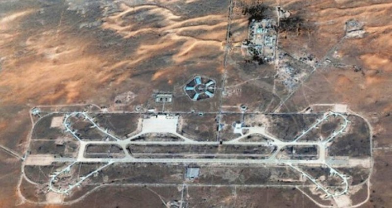 Căn cứ không quân Al-Wahtiya tan hoang sau khi bị máy bay lạ không kích (Ảnh: Toutiao).