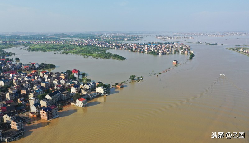 Hồ Phàn Dương lớn nhất Trung Quốc bị vỡ đập nhiêu điểm gây ngập lụt lớn (Ảnh Toutiao).