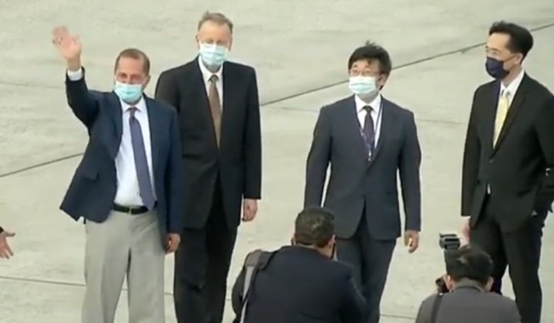 Bộ trưởng Y tế Mỹ Alex Azar đến sân bay Tùng Sơn chiều 9/8, bắt đầu chuyến thăm Đài Loan trong sự phản đối của Trung Quốc (Ảnh: Đông Phương).