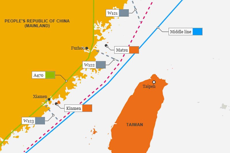 Bản đồ mô tả hành trình di chuyển dọc qua eo biển Đài Loan của tàu USS DDG-89 Mustin chiều 18/8: đường màu xanh là đường trung tâm eo biển,đường màu đỏ là hành trình của tàu Mỹ (Ảnh: Đa Chiều).
