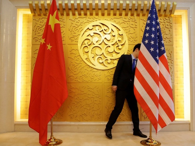 Thông tin Mỹ đang xem xét ra lệnh hủy bỏ niêm yết cổ phiếu Trung Quốc tại Mỹ đang gây chấn động thị trường (Ảnh: Reuters).