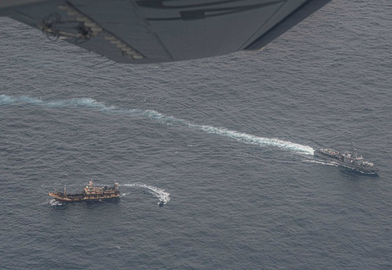 Máy bay va tàu chiến Ecuador xua đuổi tàu cá Trung Quốc xâm phạm vùng đặc quyền kinh tế  (Ảnh: Reuters).