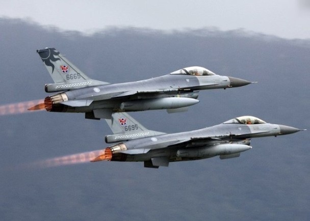 Đài Loan đưa các máy bay F-16 tới Bành Hồ và máy bay trinh sát U-2 Mỹ bay vào khu vực Trung Quốc cấm bay để tập trận là những động thái mới ở eo biển Đài Loan (Ảnh: Đông Phương).