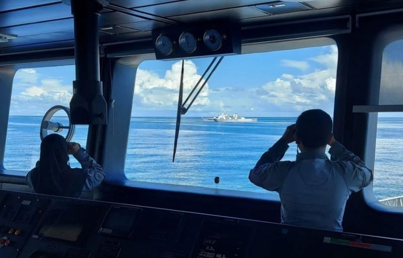 Tàu tuần tra của hải quân Indonesia xua đuổi tàu hải cảnh 5204 của Trung Quốc xâm nhập vùng đặc quyền kinh tế bắc quần đảo Natuna (Ảnh: Đa Chiều).