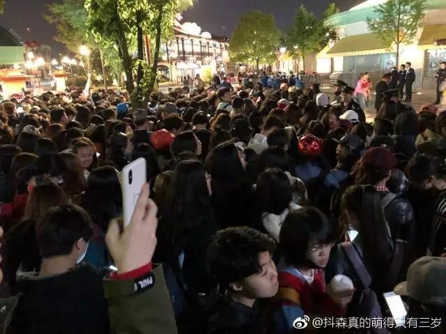 Sau khi dịch COVID-19 được kiểm soát, vào dịp nghỉ lễ quốc khánh, người dân Trung Quốc đổ di du lịch gây nên cảnh tượng tắc nghẽn kinh hoàng. Trong ảnh: chen chúc mua vé vào Disney Land Thượng Hải (Ảnh: shdol).