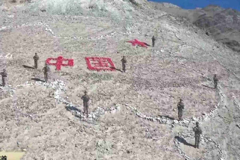 Lính Trung Quốc chiếm giữ khu vực Ấn Độ nói là đất Ấn Độ ở bắc hồ Pangong, vẽ hình bản đồ Trung Quốc (Ảnh:CCTV).