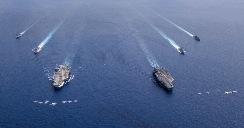 Sự đối đầu Trung Quốc trên các lĩnh vực ngày càng gay gắt, nhất là trên lĩnh vực quân sự. Trong ảnh: các biên đội tàu sân bay Mỹ tập trận ở Biển Đông (Ảnh: Twitter@USPacificFleet).