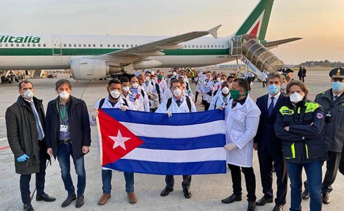 Các nhân viên y tế Cuba tới giúp Italy chống dịch hồi tháng 3/2020 được đánh giá cao (Ảnh: kknews).