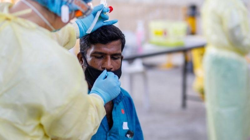 152 ngàn công nhân người nước ngoài ở Singapore trong tổng số hơn 300 ngàn người đã bị lây nhiễm COVID-19 (Ảnh: Reuters).
