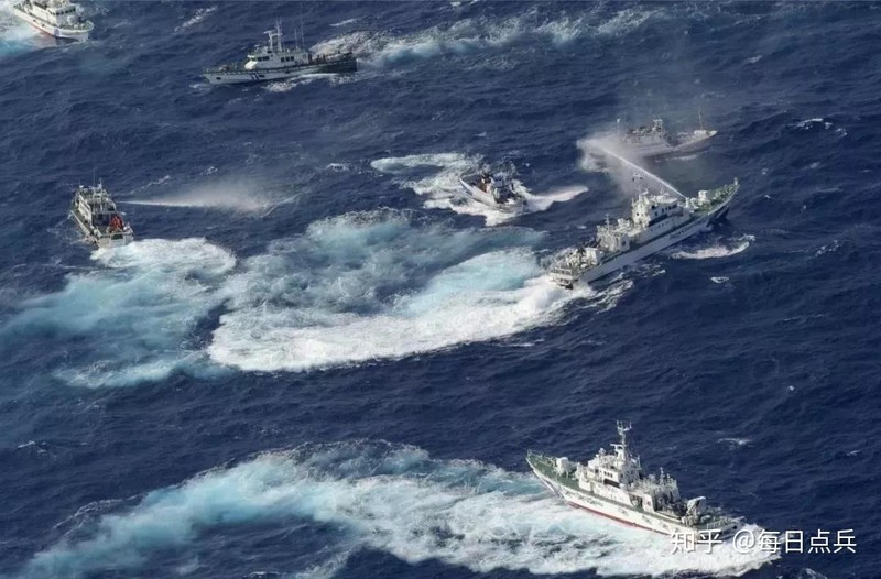 Tàu công vụ Nhật và Trung Quốc đụng độ nhau trên vùng biển Senkaku/Điếu Ngư (Ảnh: zhihu).