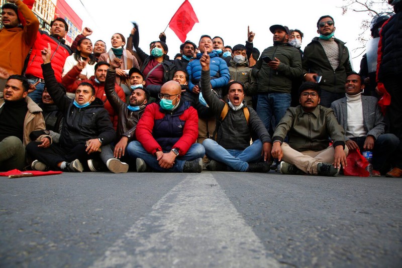 Người Nepal biểu tình phản đối giải tán quốc hội hôm 20/12 (Ảnh: AP).