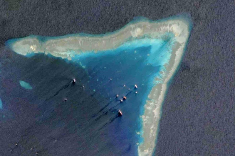 Hình ảnh vệ tinh cho thấy nhiều tàu công trình và thông tin của Trung Quốc xuất hiện gần bãi Ba Đầu (Ảnh: Dwnews).