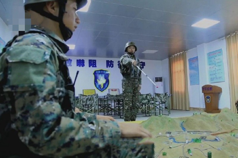 Quan đội Trung Quốc diễn tập tấn công Đài Loan trên sa bàn (Ảnh: CCTV).