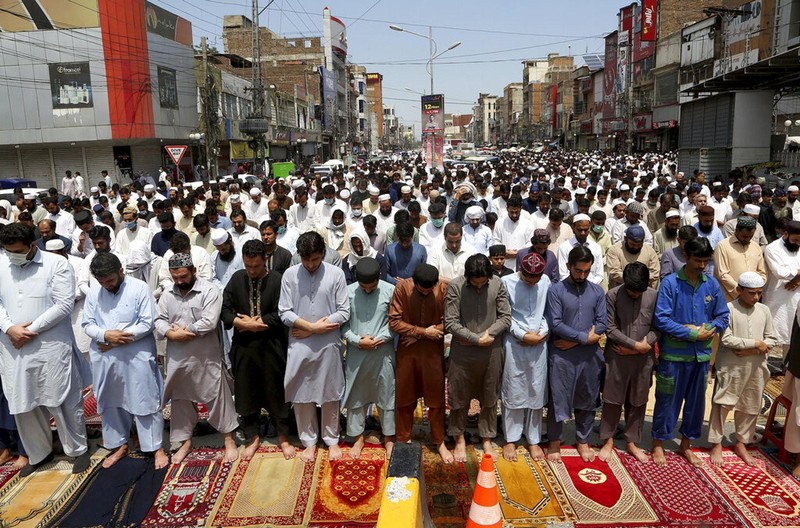 Bất chấp dịch bệnh, người dân Pakistan ở Peshawa hôm 7/5 tập trung kín bên trong và phía ngoài nhà thờ để cầu nguyện (Ảnh: AP).