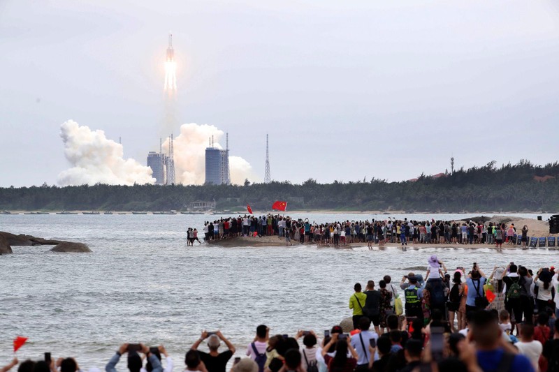Quang cảnh phóng tên lửa Trường Chinh - 5B ở Hải Nam hôm 29/4 (Ảnh: Tân Hoa xã).