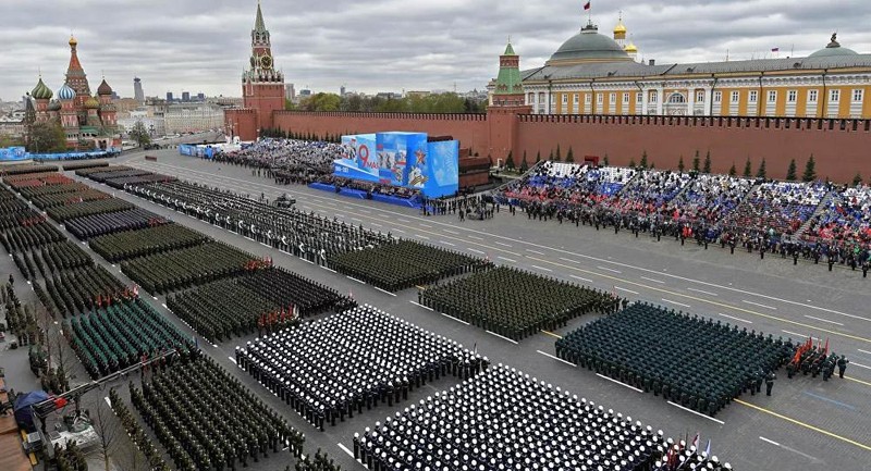 Quảng trường Đỏ trước khi Lễ duyệt binh bắt đầu (Ảnh: Sputnik).