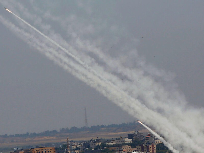 Lực lượng Hamas phóng tên lửa từ dải Gaza sang Israel hôm 11.5 (Ảnh: AP).