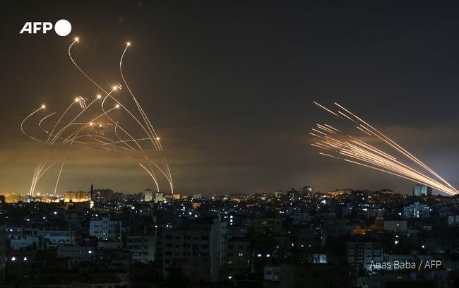 Tên lửa của Hamas bắn sang Israel (phải) và hệ thống Vòm Sắt tiến hành đánh chặn (trái ảnh) Ảnh: AFP.