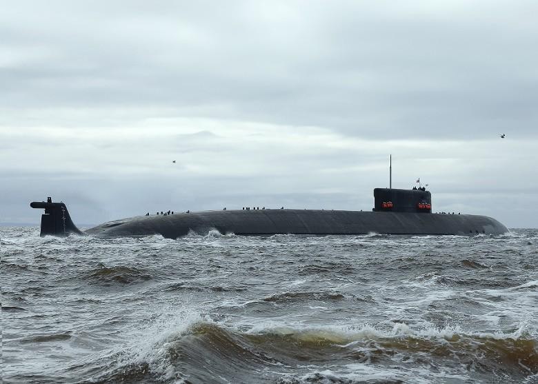 Tàu ngầm đặc nhiệm Belgorod K-239 của Nga rời cảng ra biển thử nghiệm (Ảnh: Đông Phương).