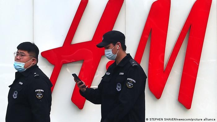 Vụ tẩy chay nhãn hiệu thời trang H&M vì không sử dụng bông Tân Cương là một vụ điển hình của chủ nghĩa dân tộc phát tác (Ảnh: Deutsche Welle).