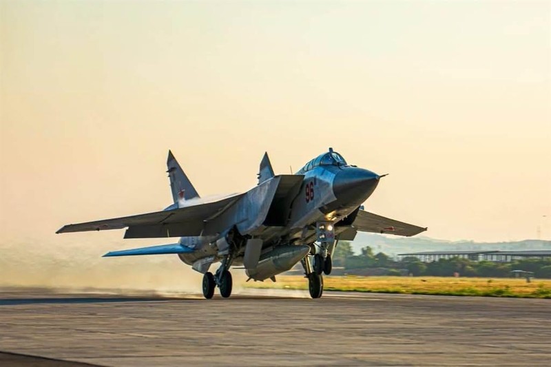 MiG-31K mang tên lửa siêu thanh Kinzhal hạ cánh xuống sân bay Khmemin ở Syria (Ảnh: RAF).