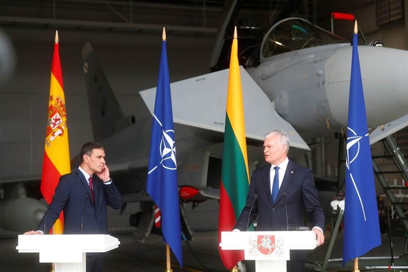 Tổng thống Litva Nauseda (phải) và Thủ tướng Tây Ban Nha Sanchez tổ chức họp báo chung tại nhà chứa máy bay của sân bay quân sự Siauliai (Ảnh: Reuters).