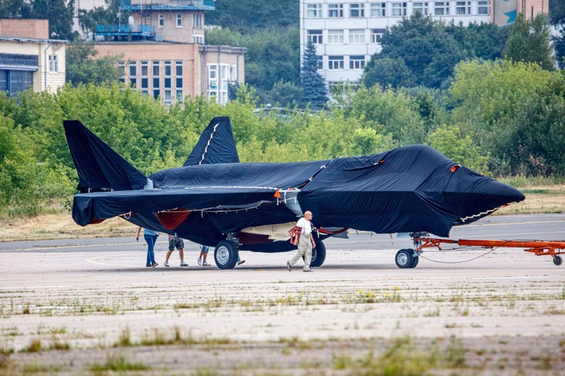 Hình ảnh chiếc máy bay bí ẩn xuất hiện tại sân bay Zhukovsky hôm 15/7 (Ảnh: AP).