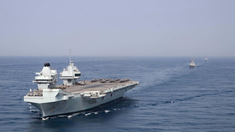 Nhóm tác chiến tàu sân bay HMS Queen Elizabeth của Anh đang hoạt động trên Biển Đông (Ảnh: AP). 