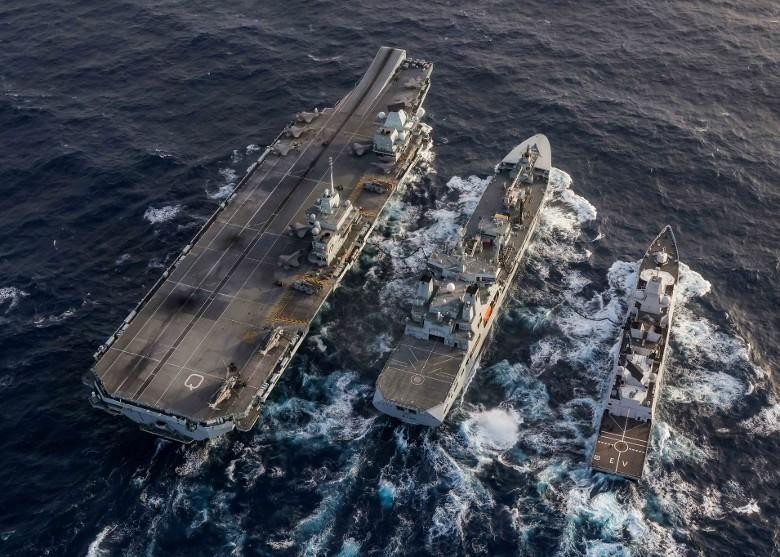 Tàu sân bay HMS Queen Elizabeth và các tàu RFA Tideforce của Anh (giữa), HNLMS Evertsen của Hà Lan trên Biển Đông (Ảnh: Đông Phương).