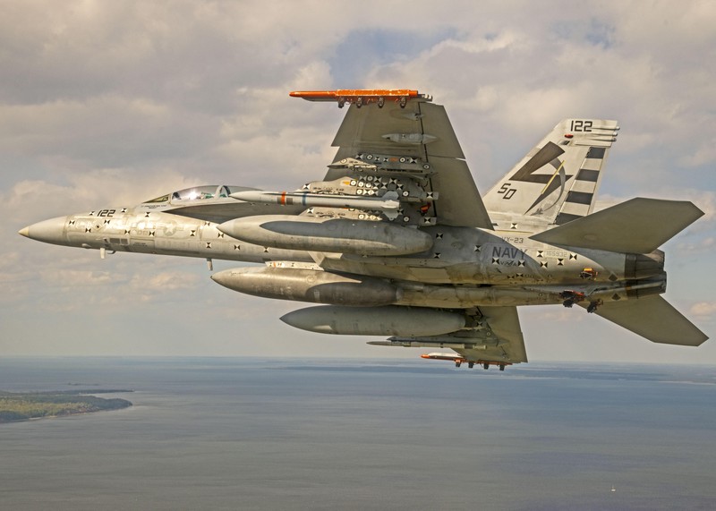 Máy bay F/A18 “Super Hornet” phóng thử nghiệm thành công tên lửa chống bức xạ tầm xa AARGM-ER (Ảnh: US Navy).