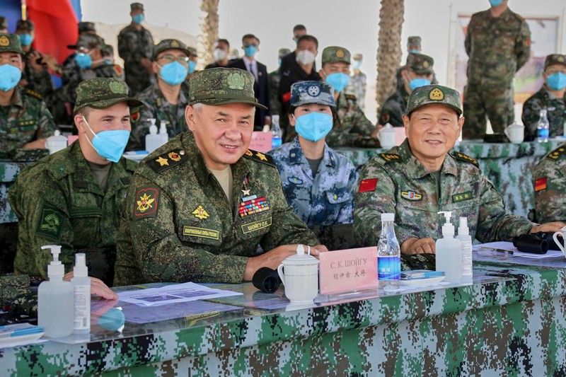 Bộ trưởng Quốc phòng Nga Sergey Shoigu và Bộ trưởng Quốc phòng Trung Quốc Ngụy Phượng Hòa quan sát quân đội hai bên diễn tập (Ảnh: Dwnews).