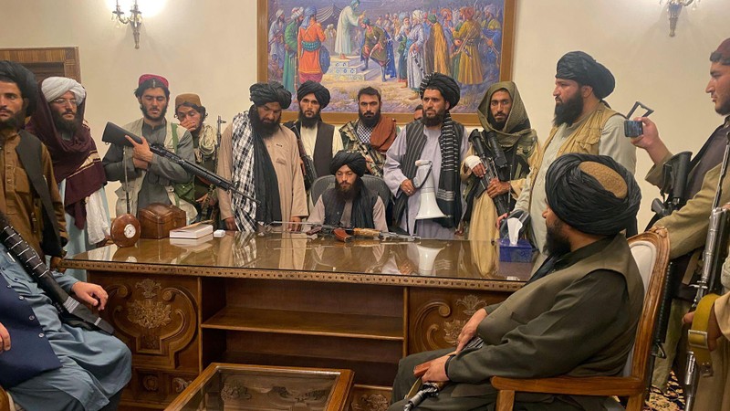 Binh lính Taliban trong Phòng Tổng thống tại thủ đô Kabul chiều 15/8 (Ảnh: AP).