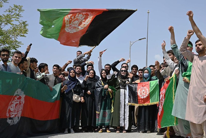 NHững người biểu tình chống Taliban ở Jalalabad mang quốc kỳ của chính quyền vừa bị lật đổ (Ảnh: Ifeng).
