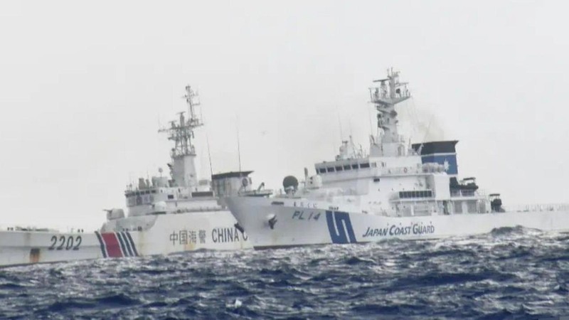 Các tàu Trung Quốc và Nhật Bản quần nhau trên vùng biển quần đảo Senkaku/Điếu Ngư hôm 30/8 (Ảnh: @li_xin). 