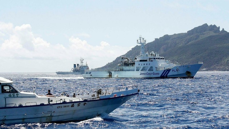 Tàu cảnh sát biển Nhật Bản ngăn cản tàu Trung Quốc tiếp cận đảo Senkaku (Ảnh: Reuters).