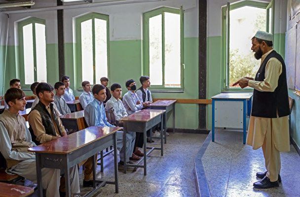  Ngày 18/9, học sinh từ lớp 7 đến 12 ở Afghanistan được đến trường, nhưng chỉ các học sinh nam, nữ không được nhắc đến (Ảnh: Getty).