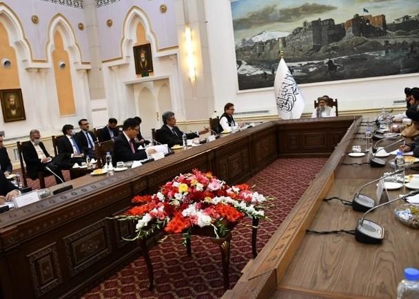 Đặc phái viên Trung Quốc, Nga và Pakistan (bên trái) gặp gỡ Quyền Thủ tướng Taliban Hasan Akhund (giữa) và các quan chức chính quyền Taliban (Ảnh: Đông Phương)