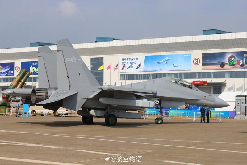  Chiếc J-16D được trưng bày trong trạng thái tĩnh tại Triển lãm Hàng không Chu Hải (Ảnh: QQ)